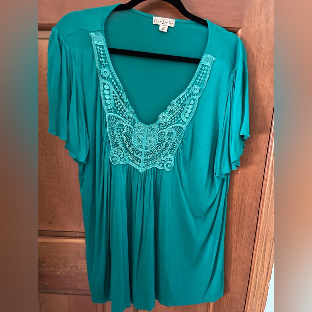 Decorative V-neck Green Crochet-Detail Tunic Top with Gold Accent
